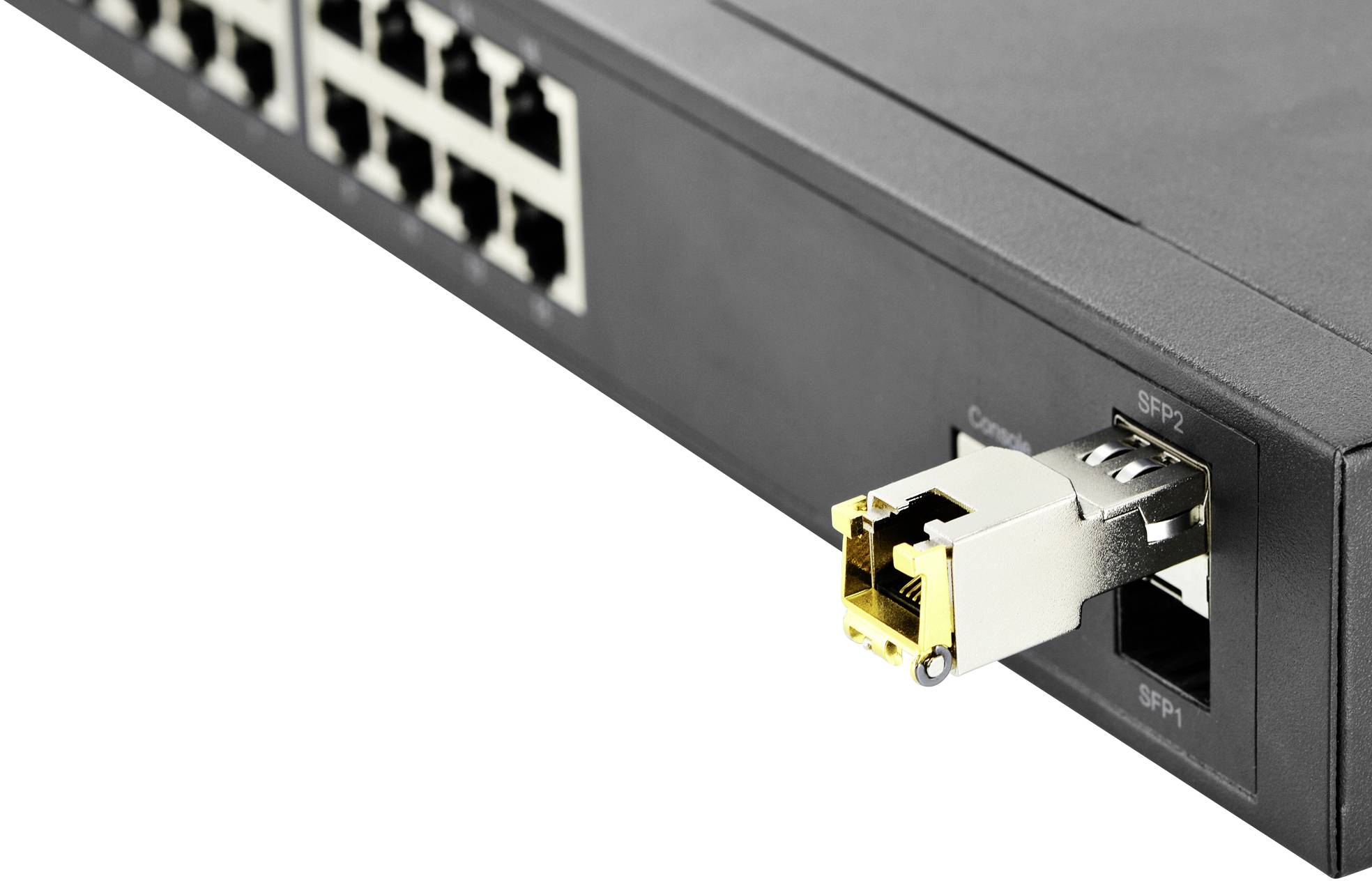 Przełącznik sieciowy z wieloma portami Ethernet, w porcie SFP włożony jest moduł.