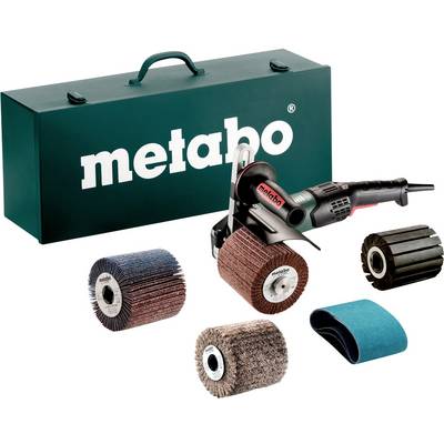Elektronarzędzie Metabo z różnymi nakładkami do szlifowania i polerowania przed zielonym walizką Metabo.