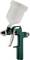 Zielona pistolet natryskowy z białym zbiornikiem, metalowym spustem i dyszą wylotową, używany głównie do malowania samochodów.