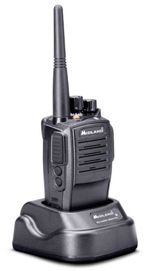Przenośna krótkofalówka na stacji ładującej, z długą anteną i przyciskami sterującymi, marki 'Midland'.