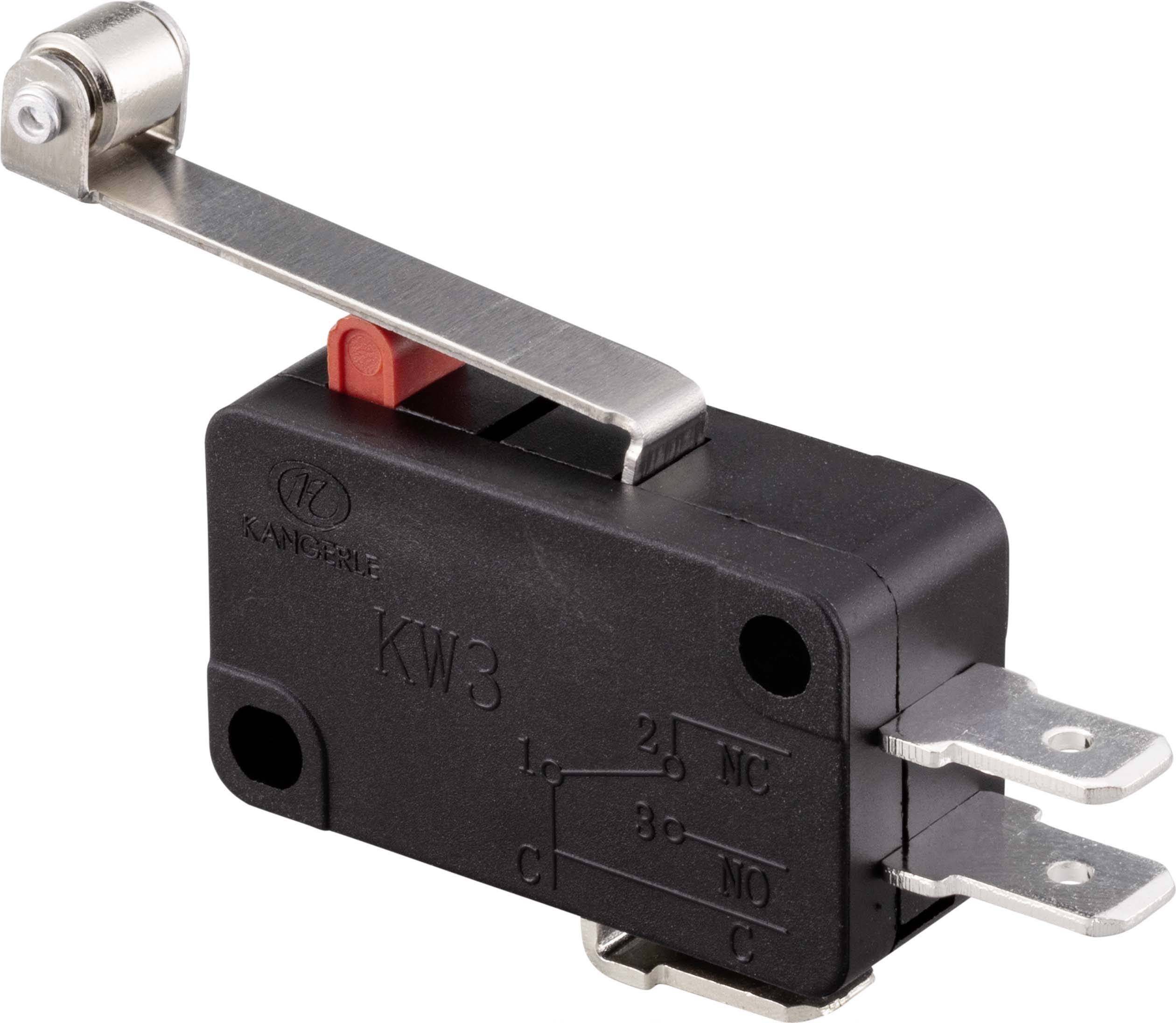 Czarny mikroswitch z metalową dźwignią i trzema zaciskami przyłączeniowymi. Dźwignia ma małe kółko na końcu.