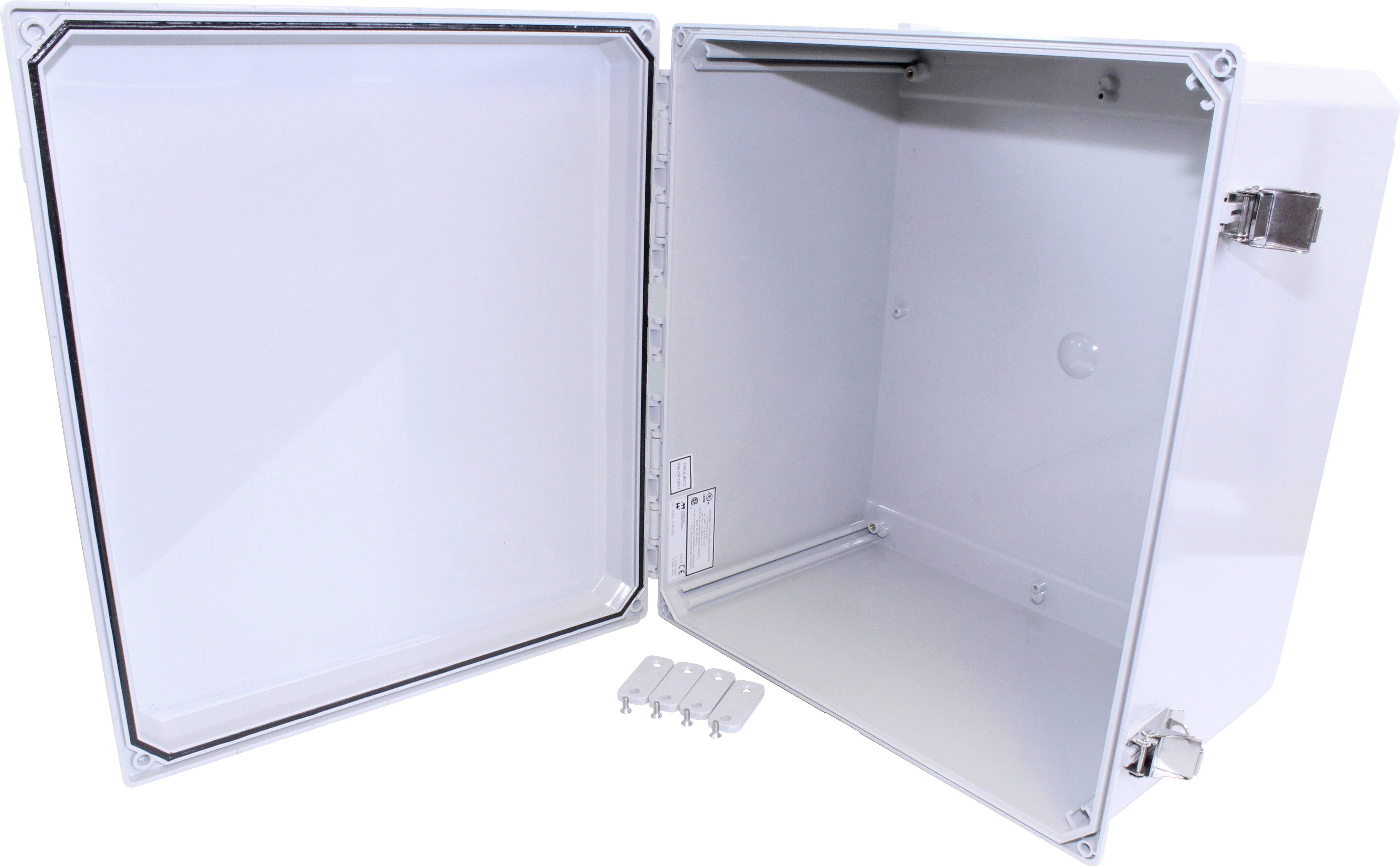 Otwarty, pusty rozdzielnik elektryczny. W środku nie widać żadnych widocznych komponentów ani przewodów. Obudowa jest prostokątna i wykonana z metalu.