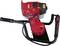 Spalinowy świder glebowy z czerwonym silnikiem, czarnym uchwytem i elementami sterującymi. Odpowiedni do prac ziemnych i wiercenia.