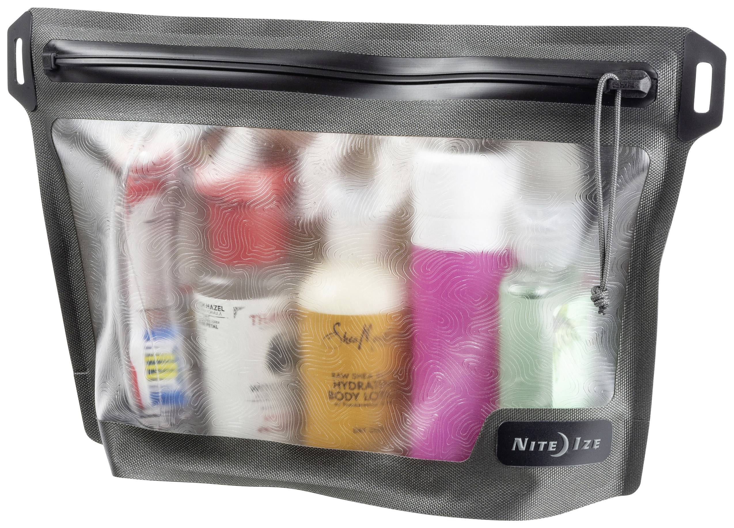 Torba podróżna z przezroczystą kieszenią z przodu prezentuje dobrze zorganizowane małe buteleczki i pojemniki, w tym szampon i balsamy.