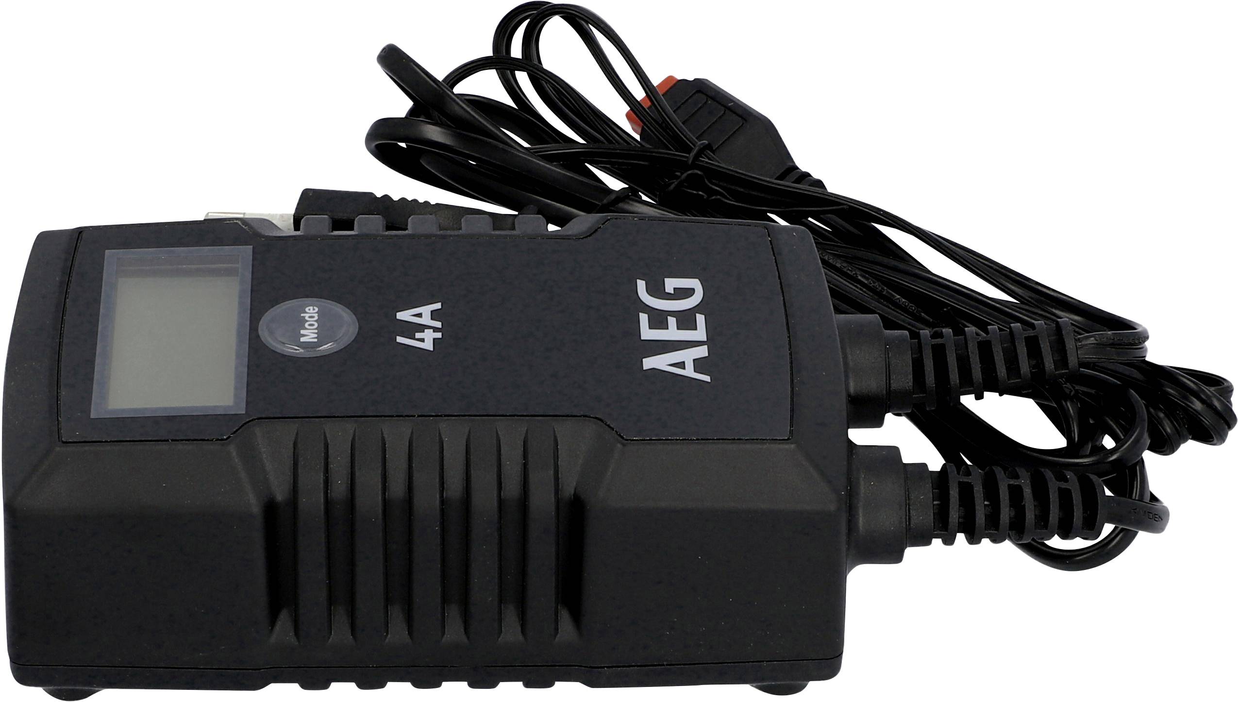 Czarny ładowarka akumulatorów AEG z wyświetlaczem cyfrowym i kablami. Napis wskazuje '4A'. Nadaje się do ładowania akumulatorów samochodowych.
