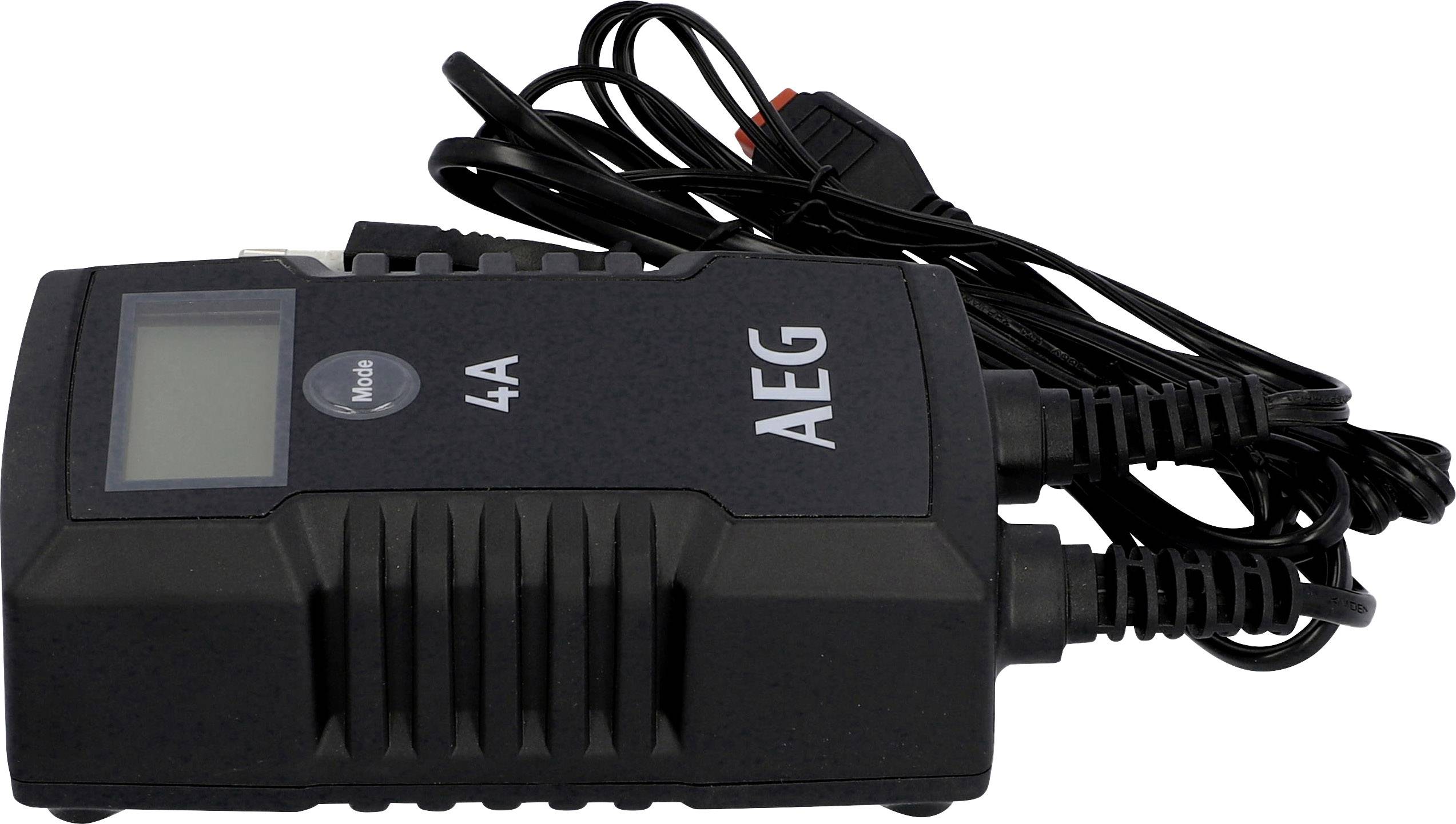 Czarna ładowarka do akumulatorów z wyświetlaczem cyfrowym, oznaczona jako 'AEG 4A', wyposażona w dwa przewody z zaciskami do zasilania pojazdów.