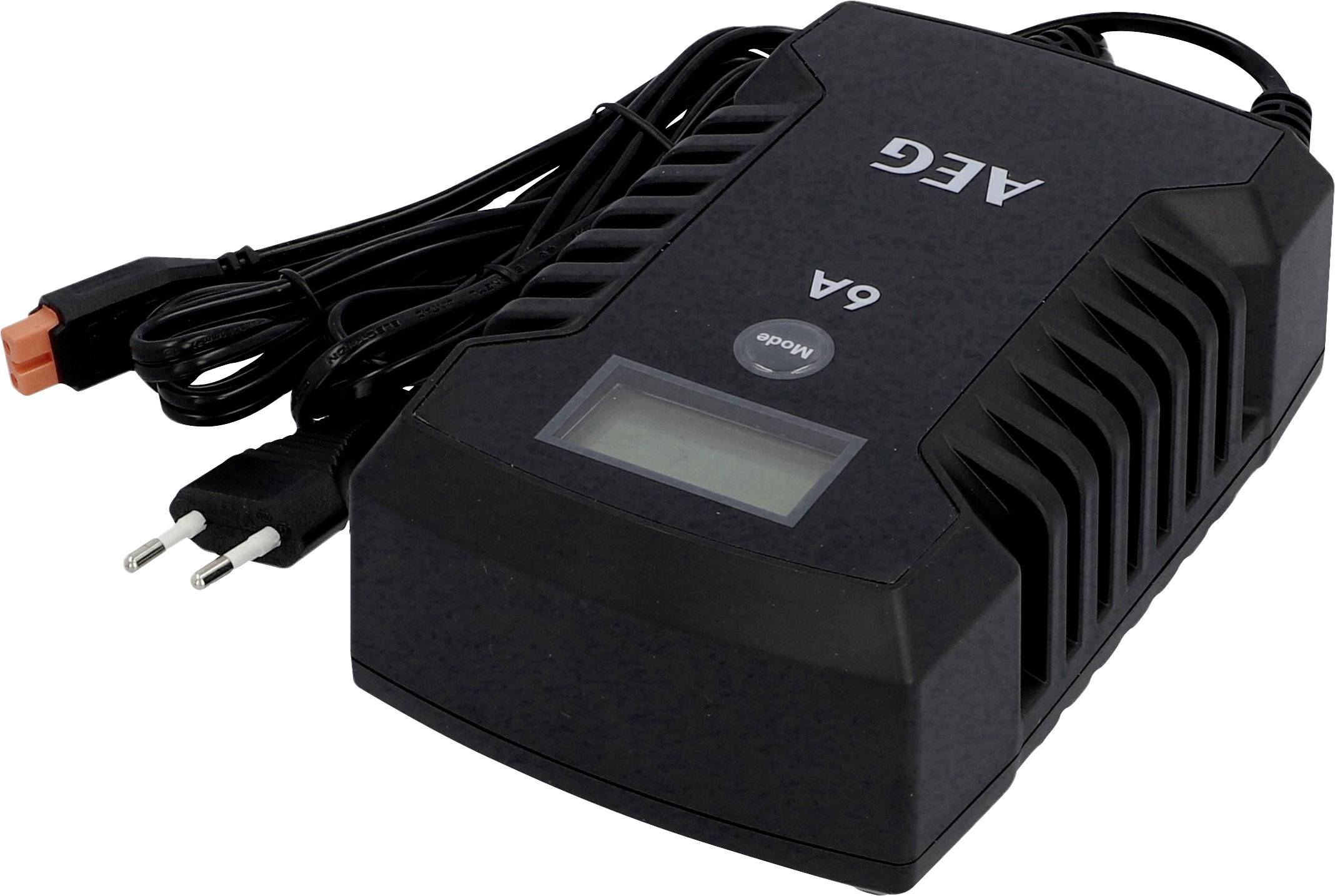 Czarna ładowarka do akumulatorów AEG z wyświetlaczem i dwużyłowym przewodem zasilającym. Odpowiednia do ładowania akumulatorów 6V.