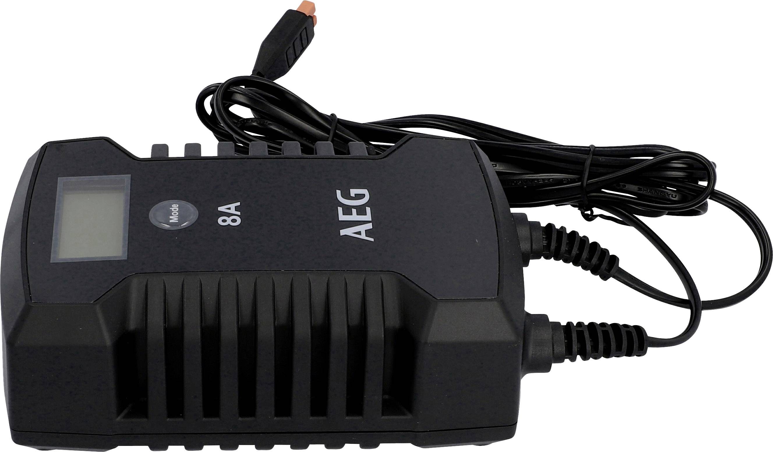 Czarny ładowarka do akumulatorów AEG z wyświetlaczem LCD i napisem '8A'. Kabel podłączony. Urządzenie umieszczone na płaskiej powierzchni.