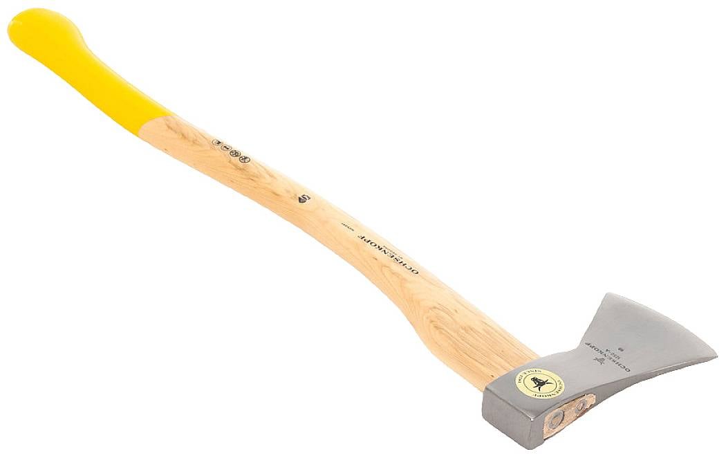 Siekiera z zakrzywionym drewnianym trzonkiem i żółtą rękojeścią. Metalowa głowica jest srebrna z logo na powierzchni.