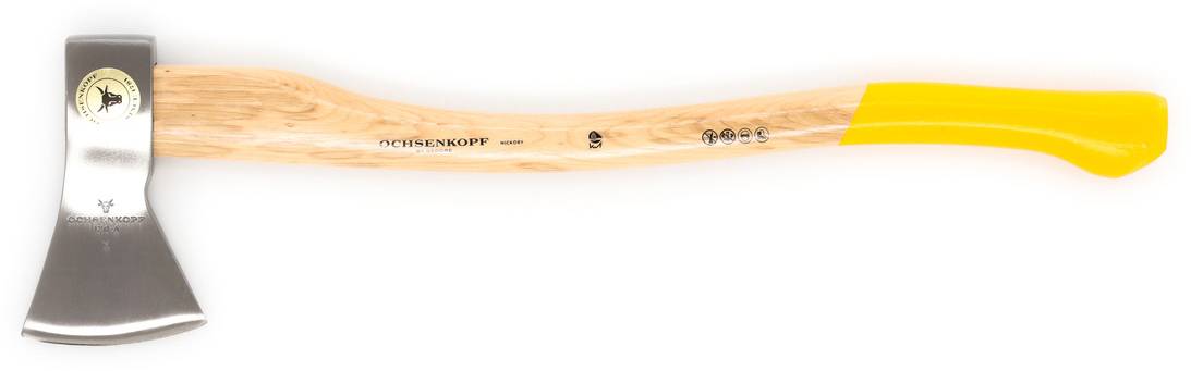 Siekiera z drewnianym uchwytem i żółtym zakończeniem, z szerokim, srebrnym ostrzem.