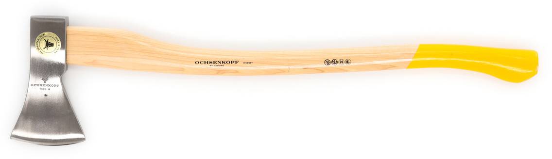 Siekiera z jasnym drewnianym uchwytem i żółtym ostrzem, odpowiednia do prac drewnoobróbczych.