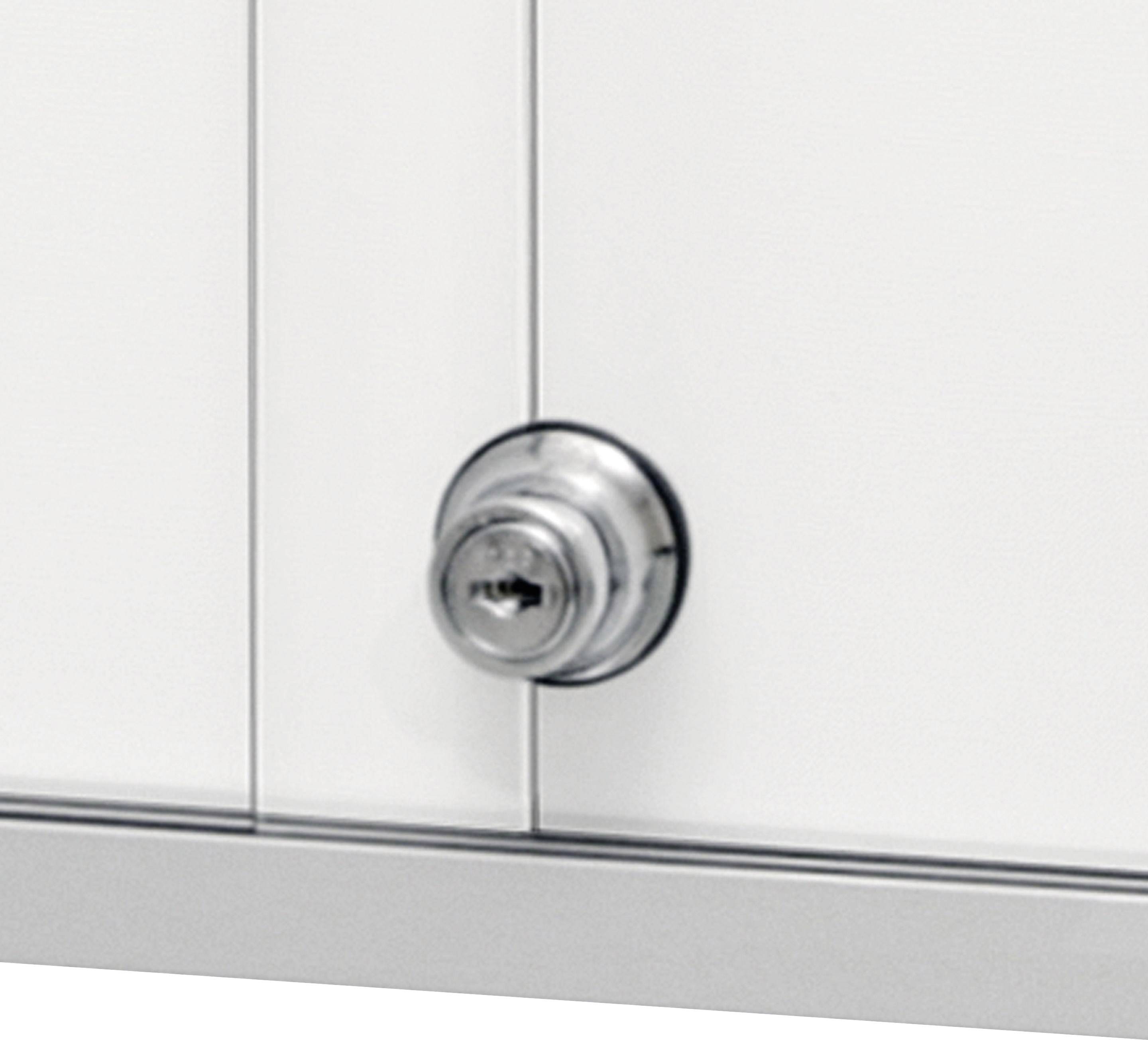 Srebrny zamek na białych drzwiach szafki.