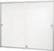 Biała tablica magnetyczna z przesuwanymi drzwiczkami i metalową ramą. Idealna do zawieszania notatek i informacji w biurach lub szkołach.