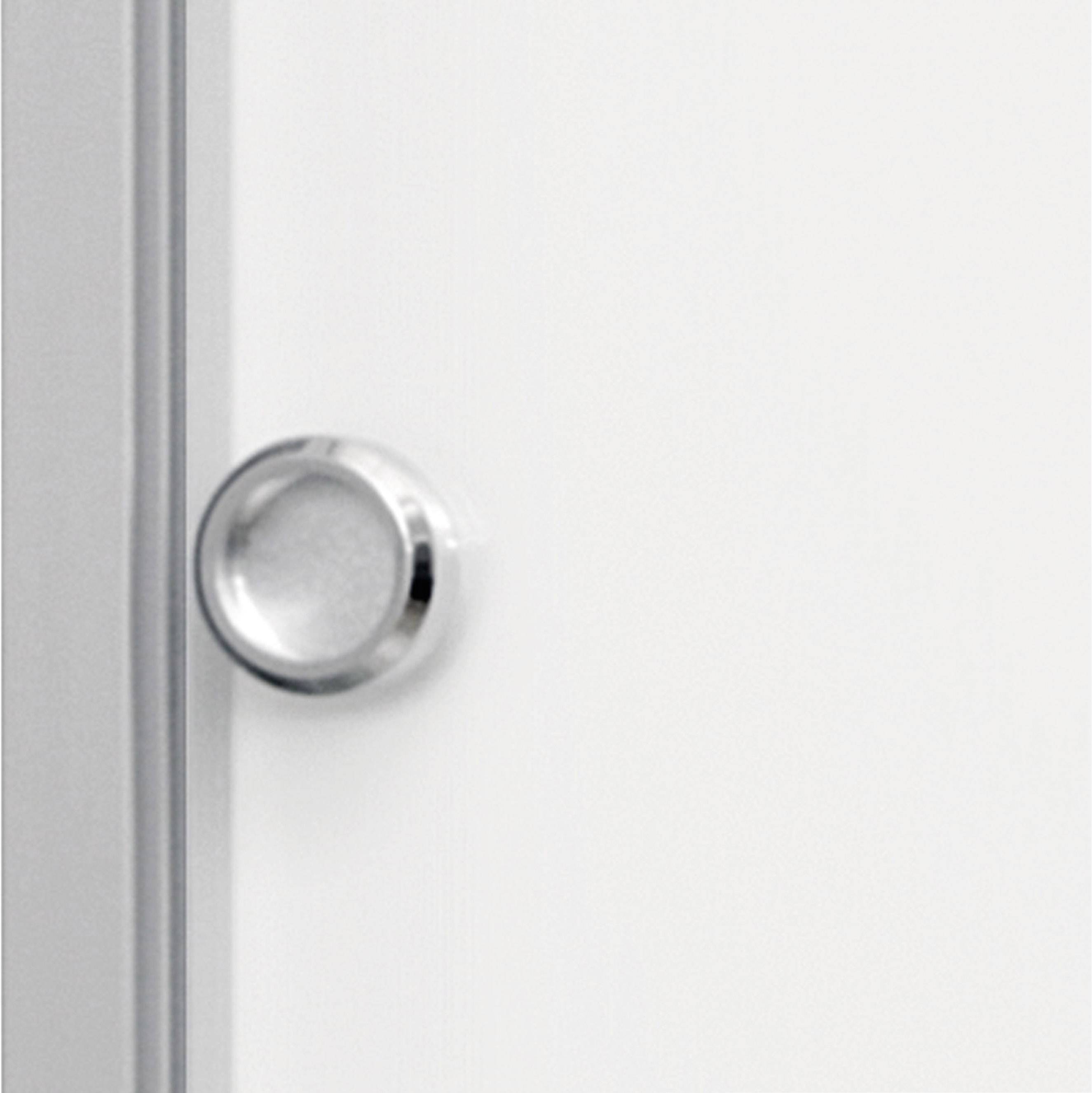 Zbliżenie metalowej klamki na białych drzwiach. Po lewej stronie widoczna jest pionowa szara krawędź.