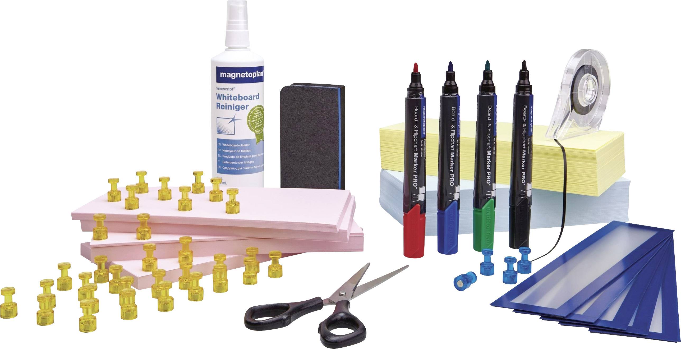 Biurko z artykułami biurowymi: kredy w kolorach czarnym, czerwonym, niebieskim i zielonym, pinezki, nożyczki, taśma klejąca, notatniki, gąbka do tablicy i środek czyszczący.