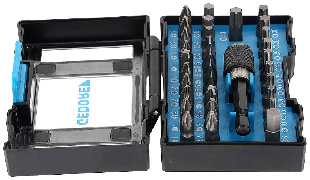 Otwarte, czarne etui z różnymi końcówkami wkrętakowymi i uchwytem do bitów.