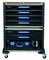 Wózek warsztatowy z siedmioma szufladami w kolorach niebieskim i czarnym, czterema kółkami i blatem. Skrzynka narzędziowa znajduje się w dolnej szufladzie.