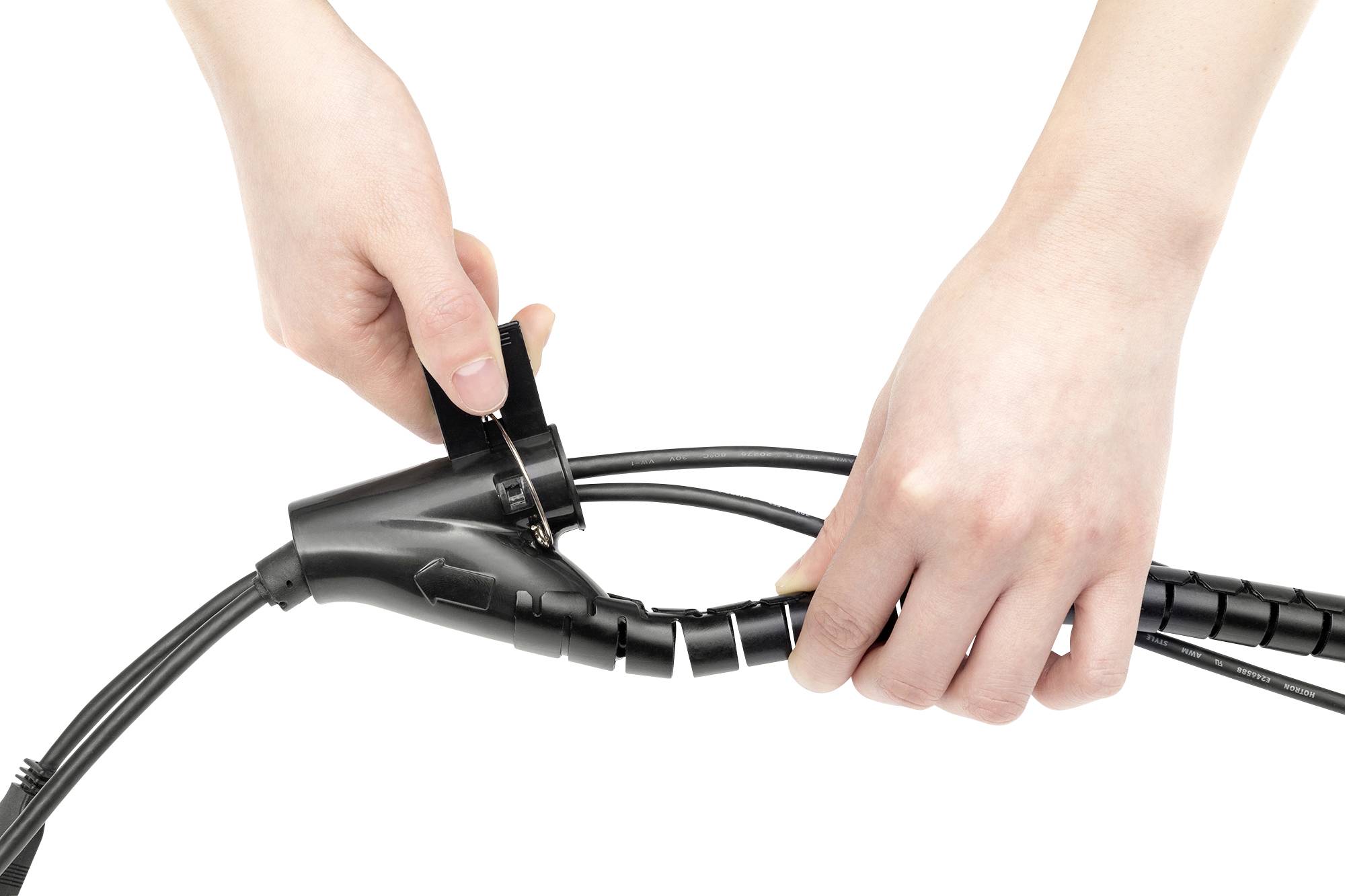 Osoba montuje przewody z spiralną osłoną kablową, aby je zorganizować i zabezpieczyć.