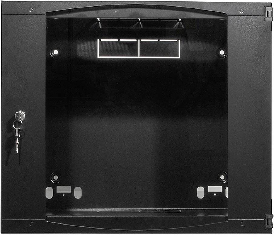 Czarny, pusty, zamykany szafka naścienna ze szklaną przednią ścianką, odpowiednia do przechowywania sprzętu sieciowego lub serwerowego. Klucz pozostawiony w zamku.