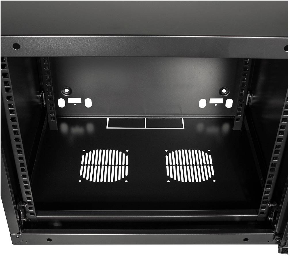 Pusty, czarny szafka stalowa z dwoma otworami wentylacyjnymi u dołu, uchwytami do montażu ściennego i wzmocnieniami bocznymi.