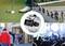 Kolaż przedstawia graczy w golfa, pasażerów wsiadających do samolotu, ręczny licznik, ludzi stojących w kolejce oraz publiczność na koncercie.