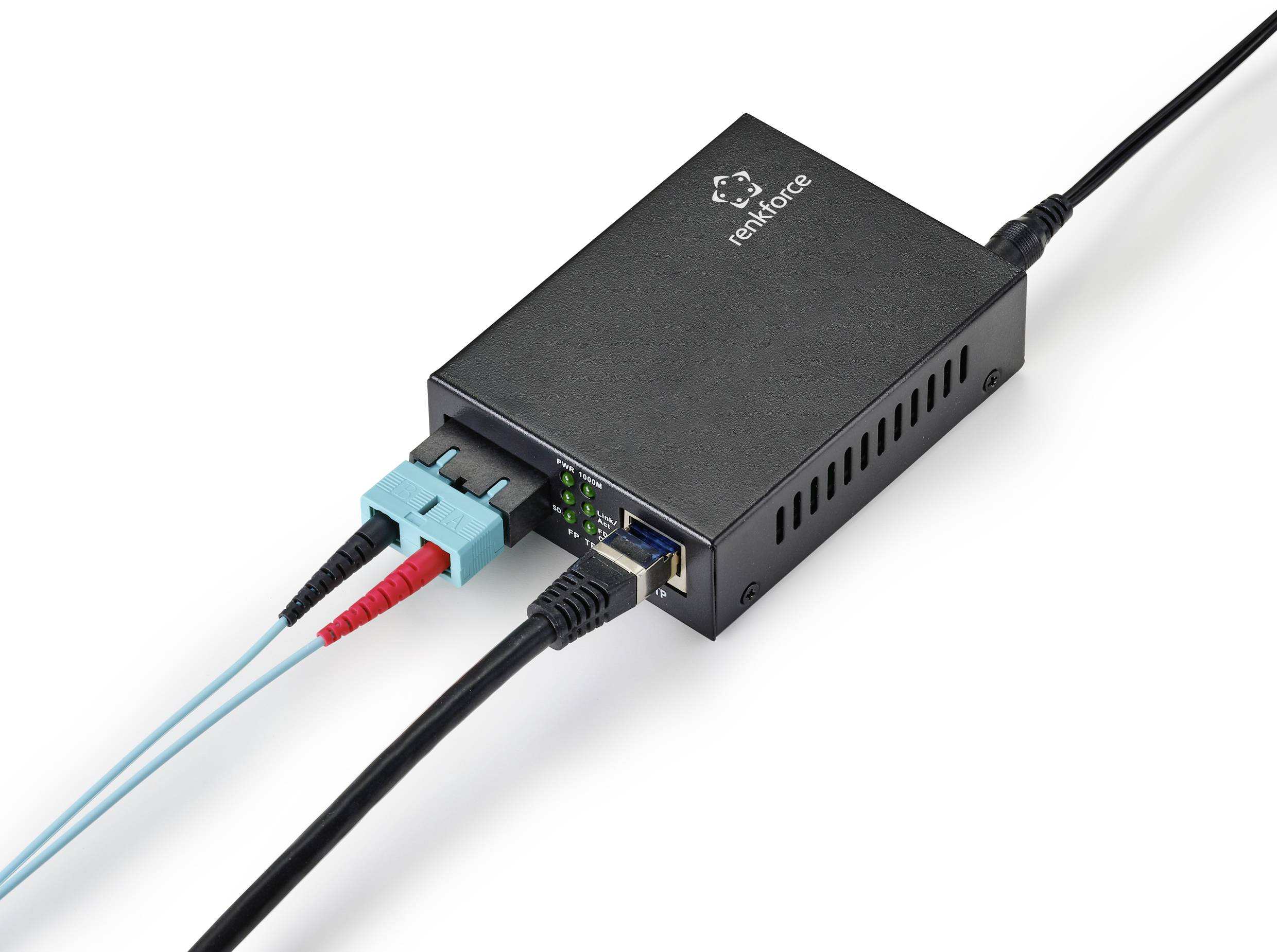 Czarny adapter sieciowy z wieloma gniazdami kablowymi; obok niego niebieskie i czerwone kable podłączone do adaptera.