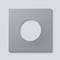 Szary kwadrat z okrągłym wycięciem pośrodku na jasnoszarym tle.