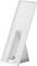 Biały stojak o prostokątnym kształcie, nachylony skośnie do tyłu.