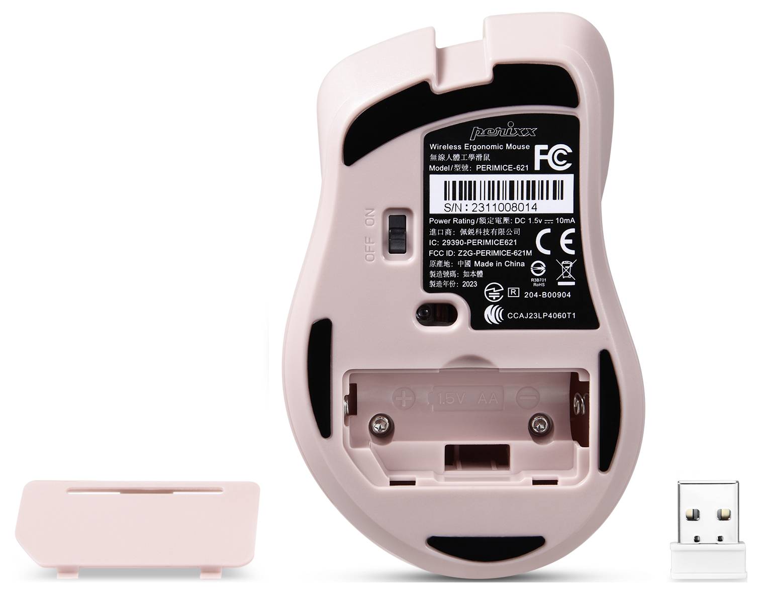 Tylna strona różowej bezprzewodowej myszy komputerowej z otwartą komorą baterii. Obok myszy leży mały odbiornik USB.