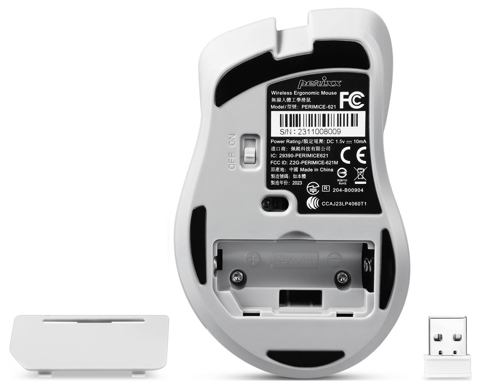 Tylna strona bezprzewodowej myszy ergonomicznej prezentuje przełączniki, komorę baterii, numer modelu, numer seryjny oraz certyfikację FCC.