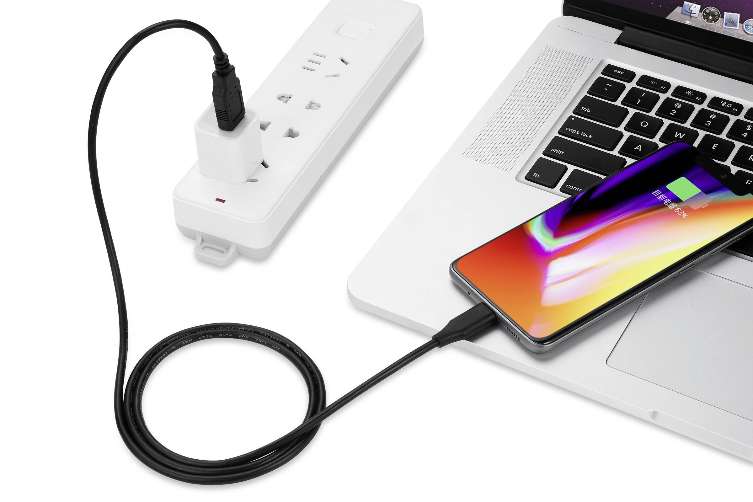 Smartfon i laptop są połączone za pomocą kabla USB. Laptop i smartfon są włączone i naładowane.
