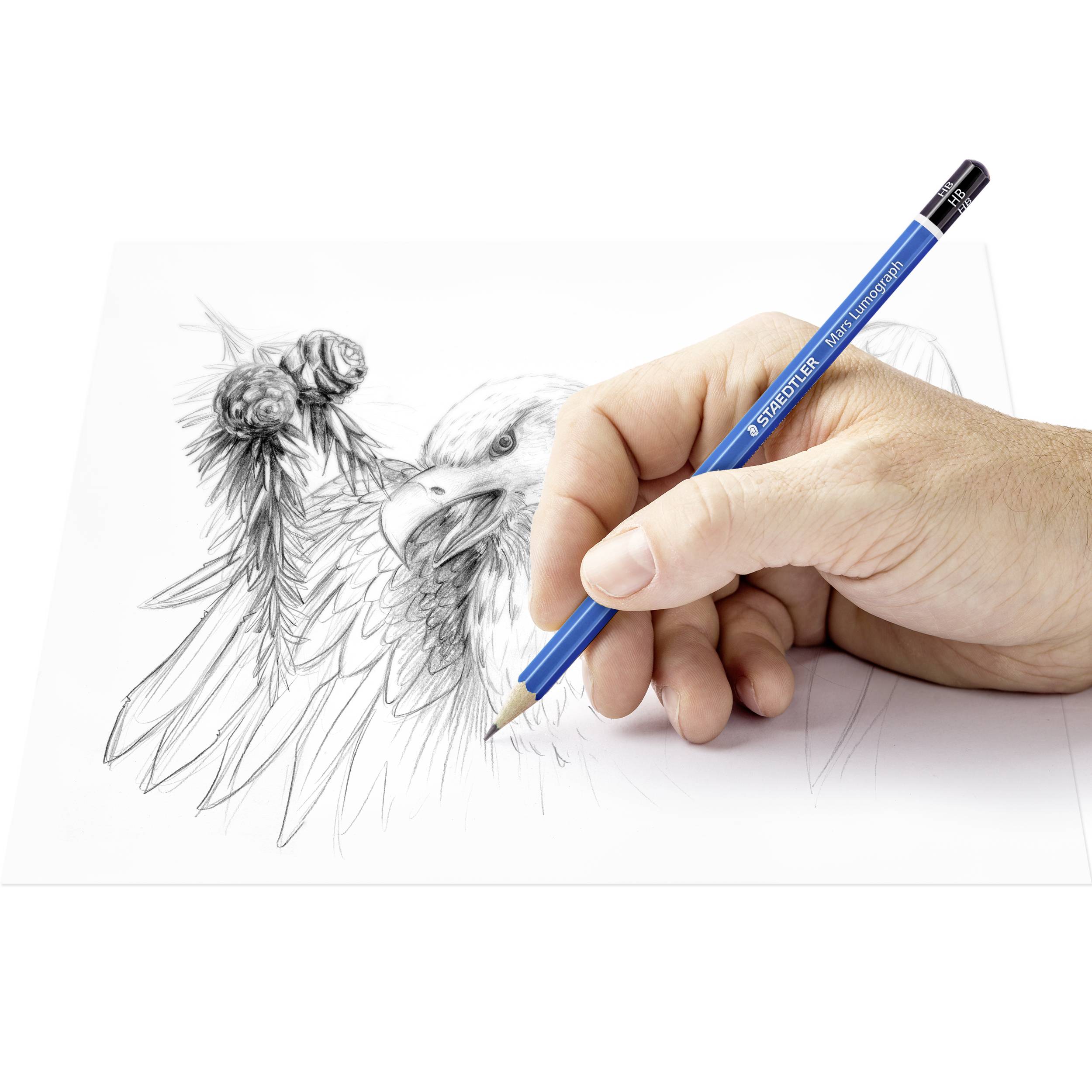 Jedna dłoń trzyma niebieski ołówek i rysuje orła o szczegółowo dopracowanych piórach na białym papierze.