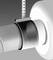 Złącze rurowe z uchwytem, który przytrzymuje odcinek rury. Uchwyt składa się z perforowanego paska metalowego.