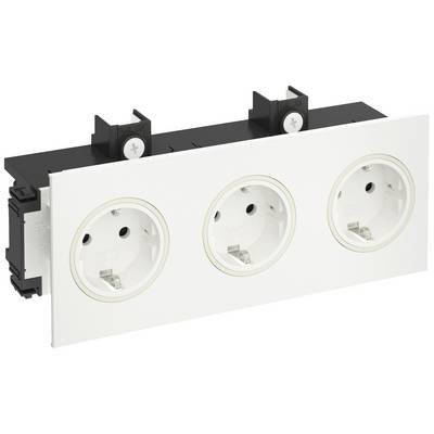 Trzy białe gniazdka elektryczne obok siebie w prostokątnej, białej ramce.