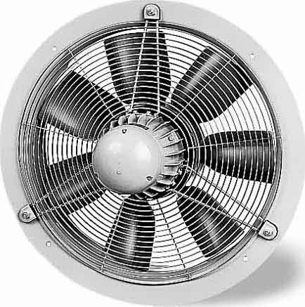 Wentylator przemysłowy z wieloma łopatkami i ochronną kratką, w białej obudowie, przeznaczony do wentylacji dużych pomieszczeń.