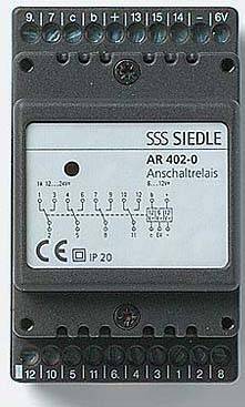 Przekaźnik przyłączeniowy SSS Siedle AR 402-0, zaciski elektryczne u góry. Diagram przedstawia schemat połączeń. Oznaczenie CE i IP-20.