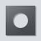 Ciemny kwadrat z okrągłym otworem pośrodku, na jasnoszarym tle. Sztuka minimalistyczna.