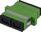 Zielony adapter światłowodowy SC z dwoma portami; służy do łączenia kabli światłowodowych w sieciach.