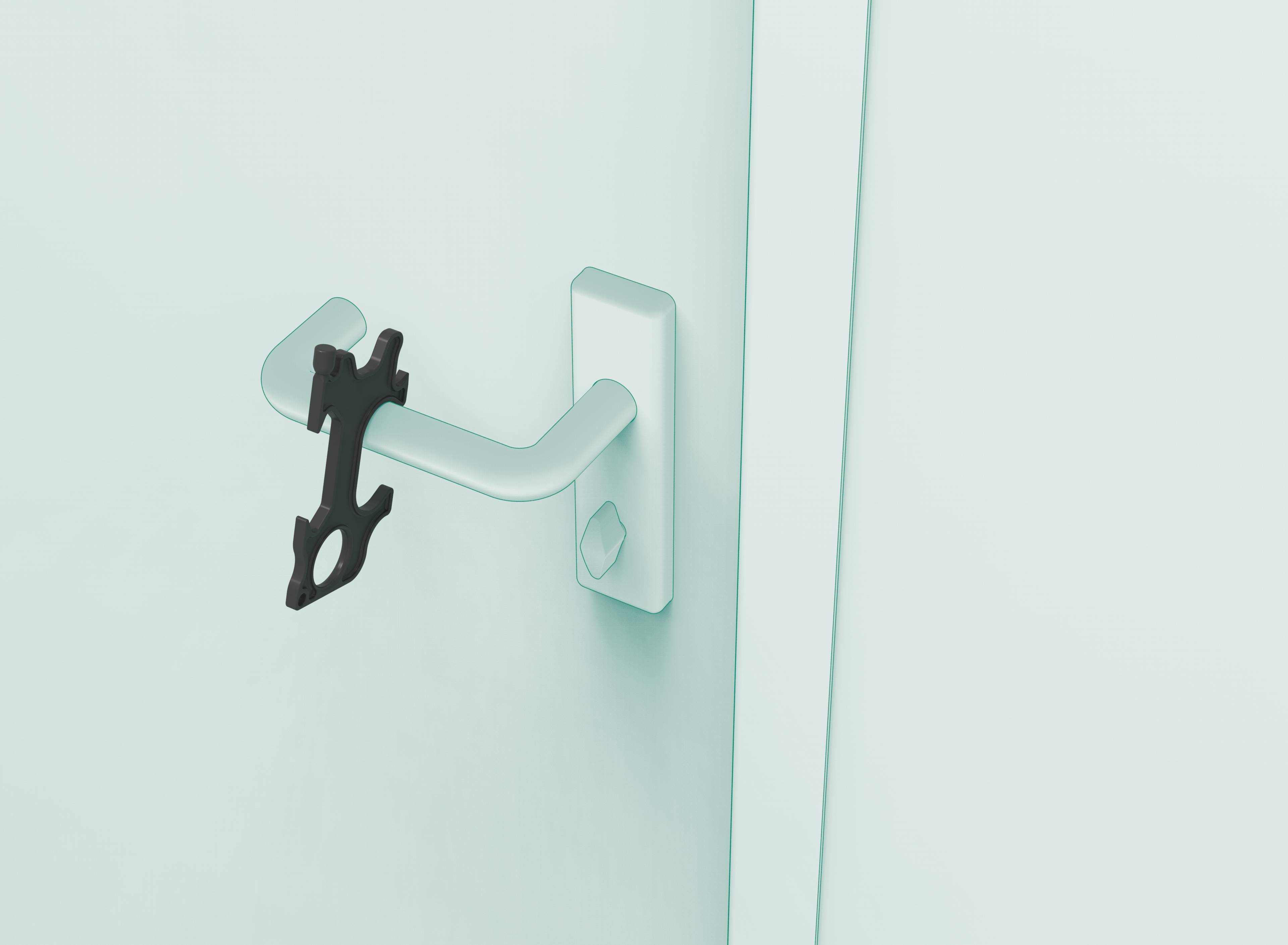 Otwarte drzwi z metalową klamką, na której wisi czarne narzędzie, prawdopodobnie służące do bezdotykowego naciskania lub pociągania.