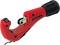 Czerwony obcinacz do rur z czarną rękojeścią. Odpowiedni do precyzyjnego cięcia rur wykonanych z różnych materiałów.