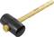 Młotek gumowy z czarną główką i jasnym drewnianym uchwytem, ułożony poziomo. Odpowiedni do pracy bez pozostawiania metalowych śladów.