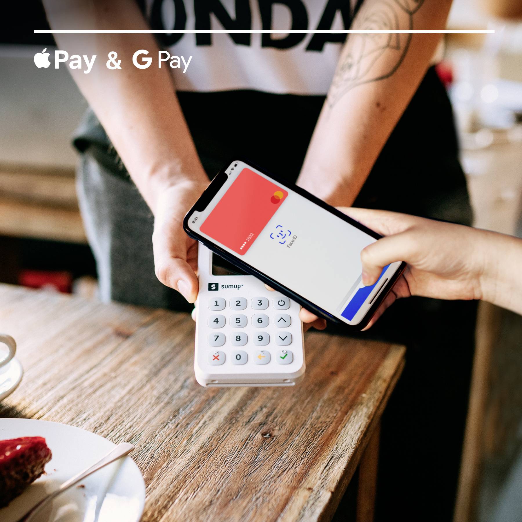 Osoba trzyma smartfon przy terminalu płatniczym SumUp, aby zapłacić za pomocą Apple Pay lub Google Pay. Na pierwszym planie kawałek ciasta.