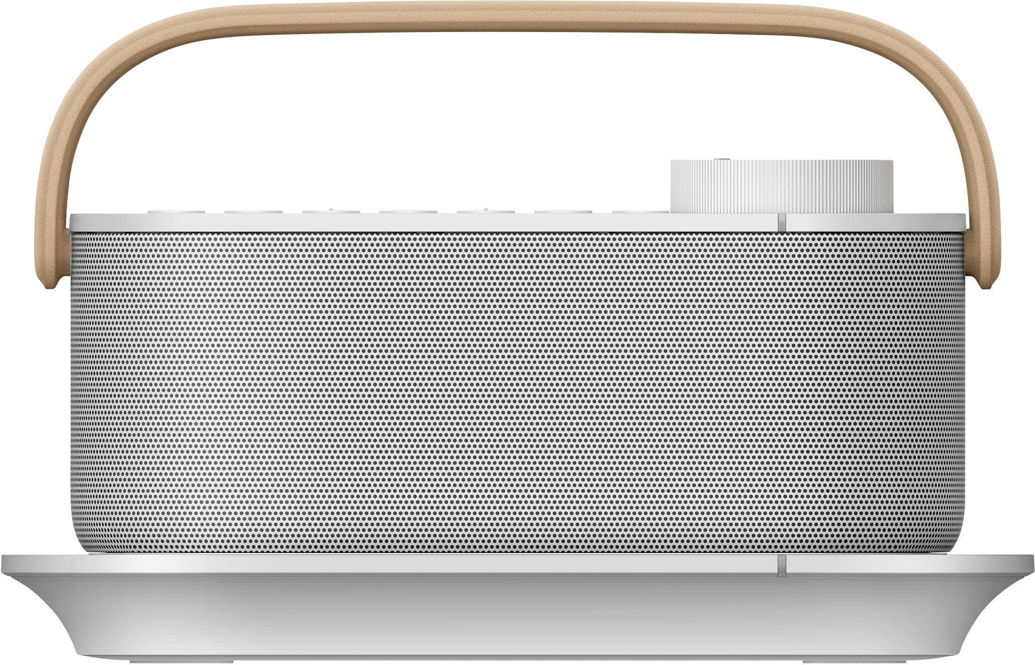 Przenośny głośnik z drewnianą rączką, srebrną obudową i dużym regulatorem głośności, umieszczony z boku na stole.