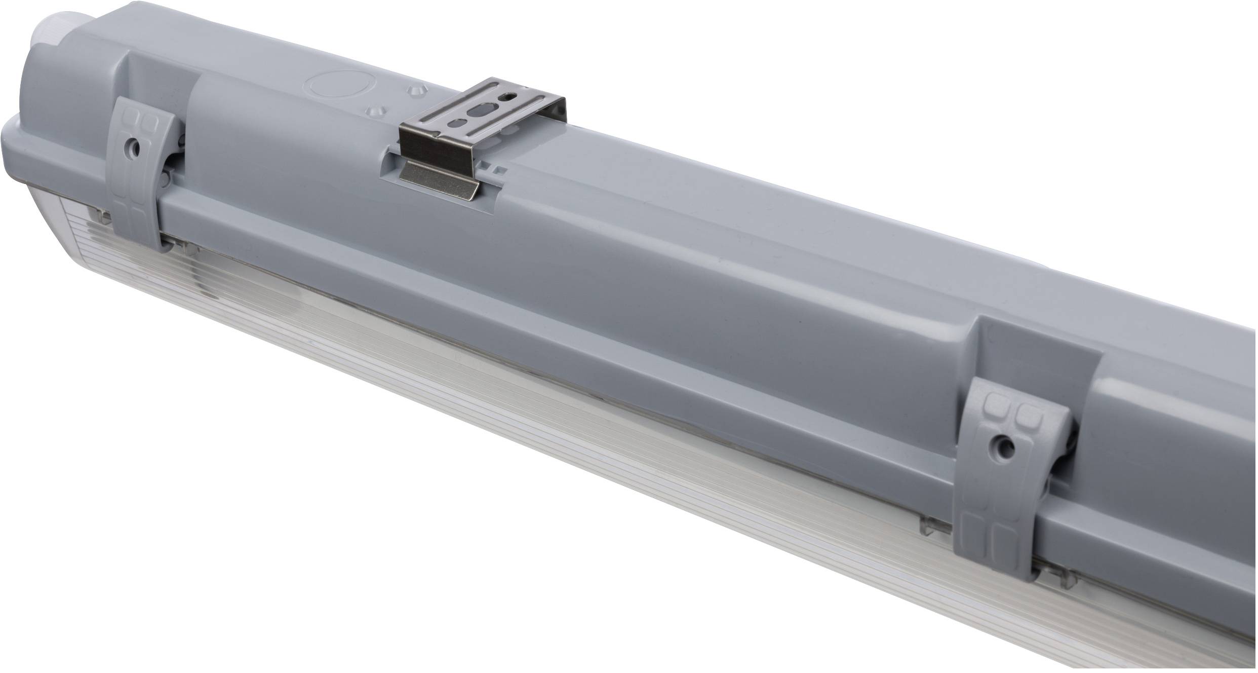 Szara, podłużna lampa sufitowa z matową obudową i przezroczystą osłoną, odpowiednia do przestrzeni przemysłowych lub komercyjnych.