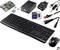 Zestaw startowy 'Raspberry Pi' zawierający Raspberry Pi, obudowę, zasilacz, kartę SD, kabel HDMI, kabel USB, kabel Ethernet, klawiaturę i mysz.