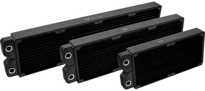 Trzy czarne chłodzenia komputerowe w różnych rozmiarach, ustawione obok siebie. Każde chłodzenie posiada otwory na końcach do podłączenia.