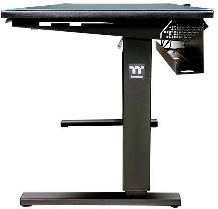 Widok boczny regulowanego na wysokość biurka ze stelażem metalowym i systemem zarządzania kablami.