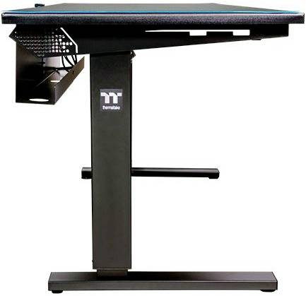 Biurko z regulacją wysokości widziane z boku, z czarną ramą i niebieskim obramowaniem na blacie.