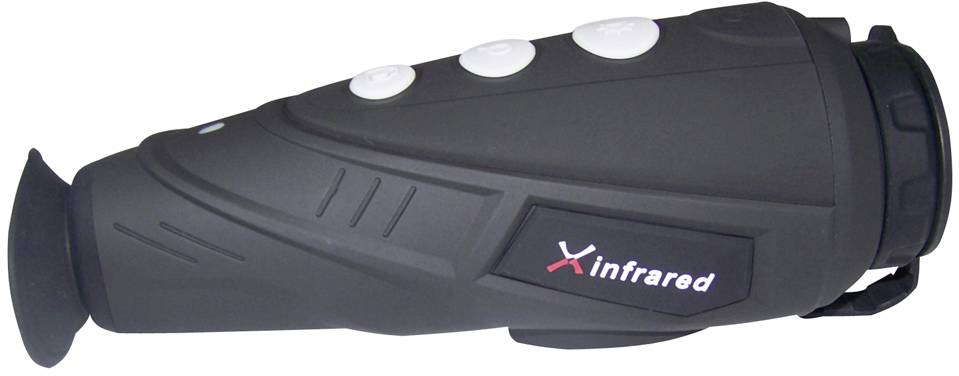 Urządzenie podczerwieni z obudową w kolorze czarno-szarym, z okrągłymi przyciskami sterującymi na górze. Oznaczenie 'Xinfrared' z boku. Przeznaczone do obserwacji nocnej.