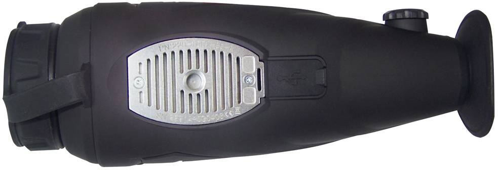 Urządzenie nocnej obserwacji w czarnej obudowie o ergonomicznym designie, odpowiednie do aktywności na świeżym powietrzu w ciemności.